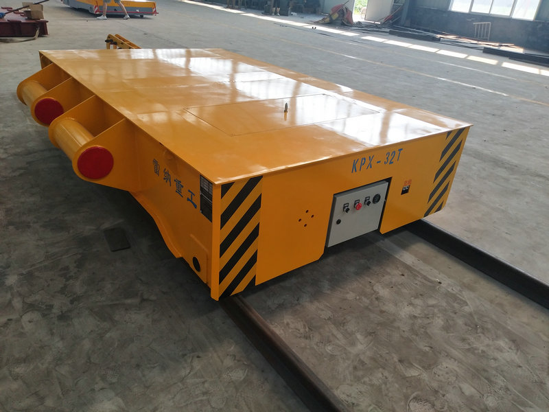 Trolley da 32 tonnellate collegato al trattore