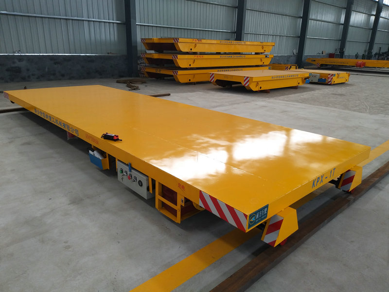 Batteria per il trasporto di merci industriali alimentata da carrello ferroviario piatto elettrico